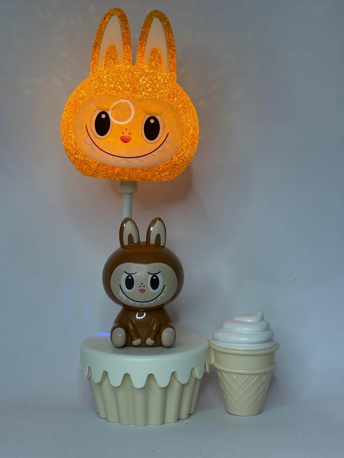 Lampara De Labubu Cafe Con Helado De Diamantes